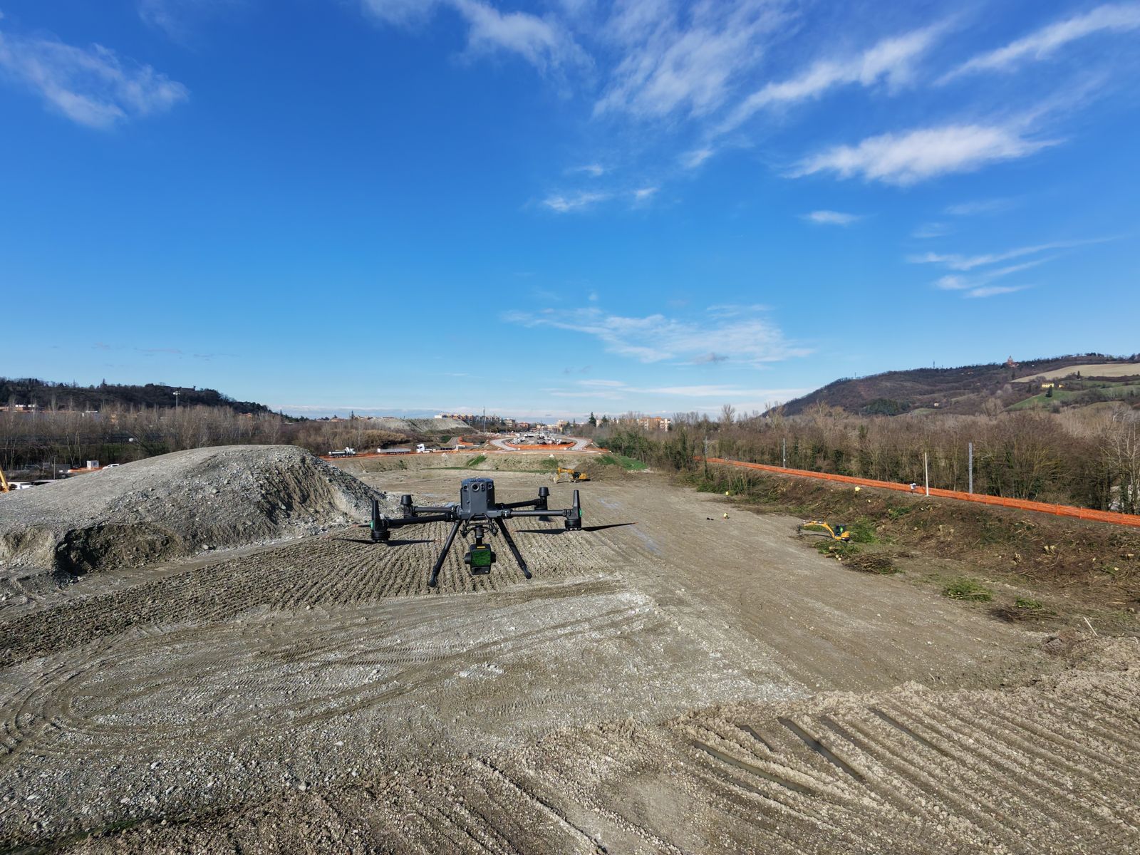 Drone con LiDAR in volo basso sopra un cantiere