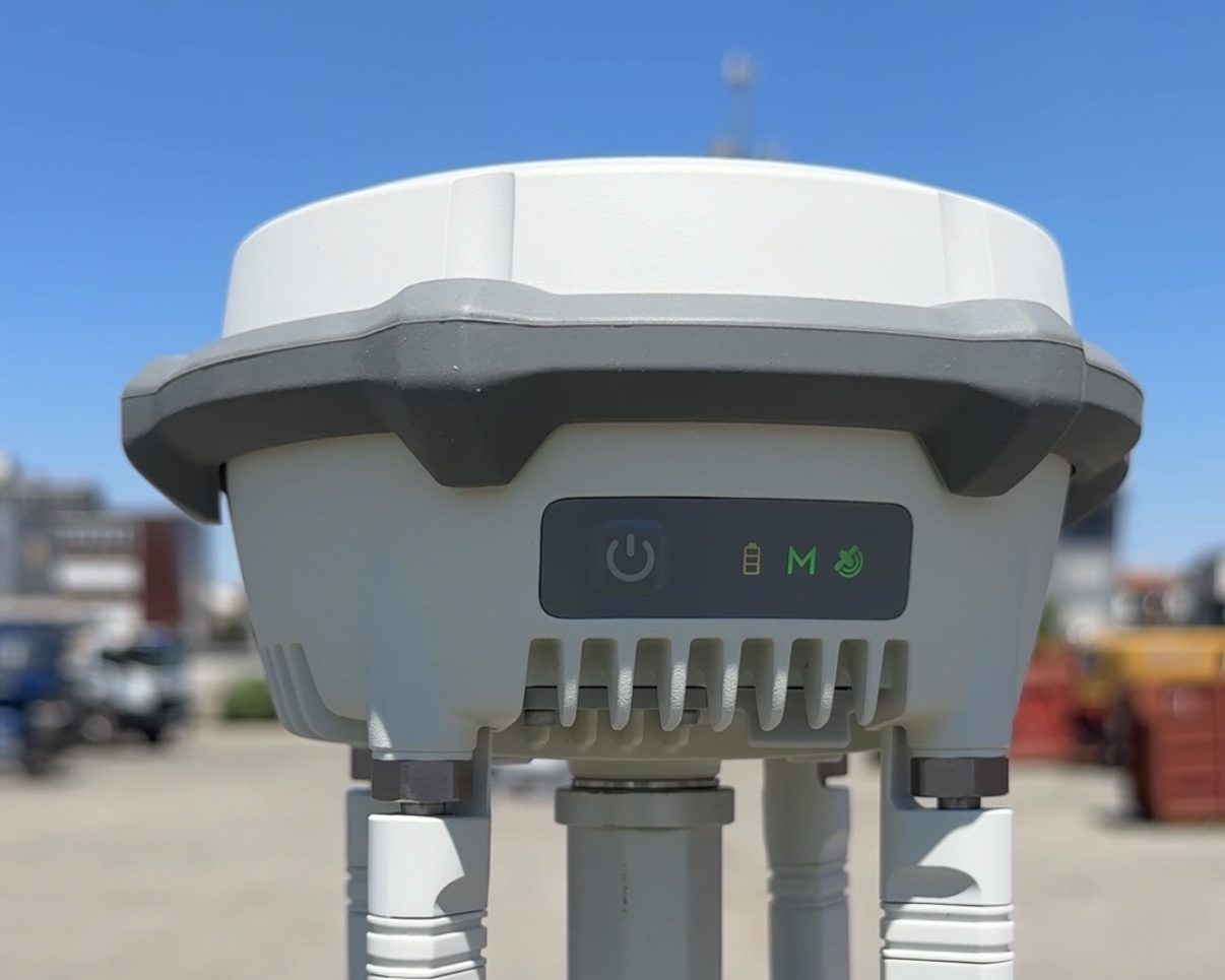 Ricevitore GNSS RTK su palina, in stazione su un punto noto