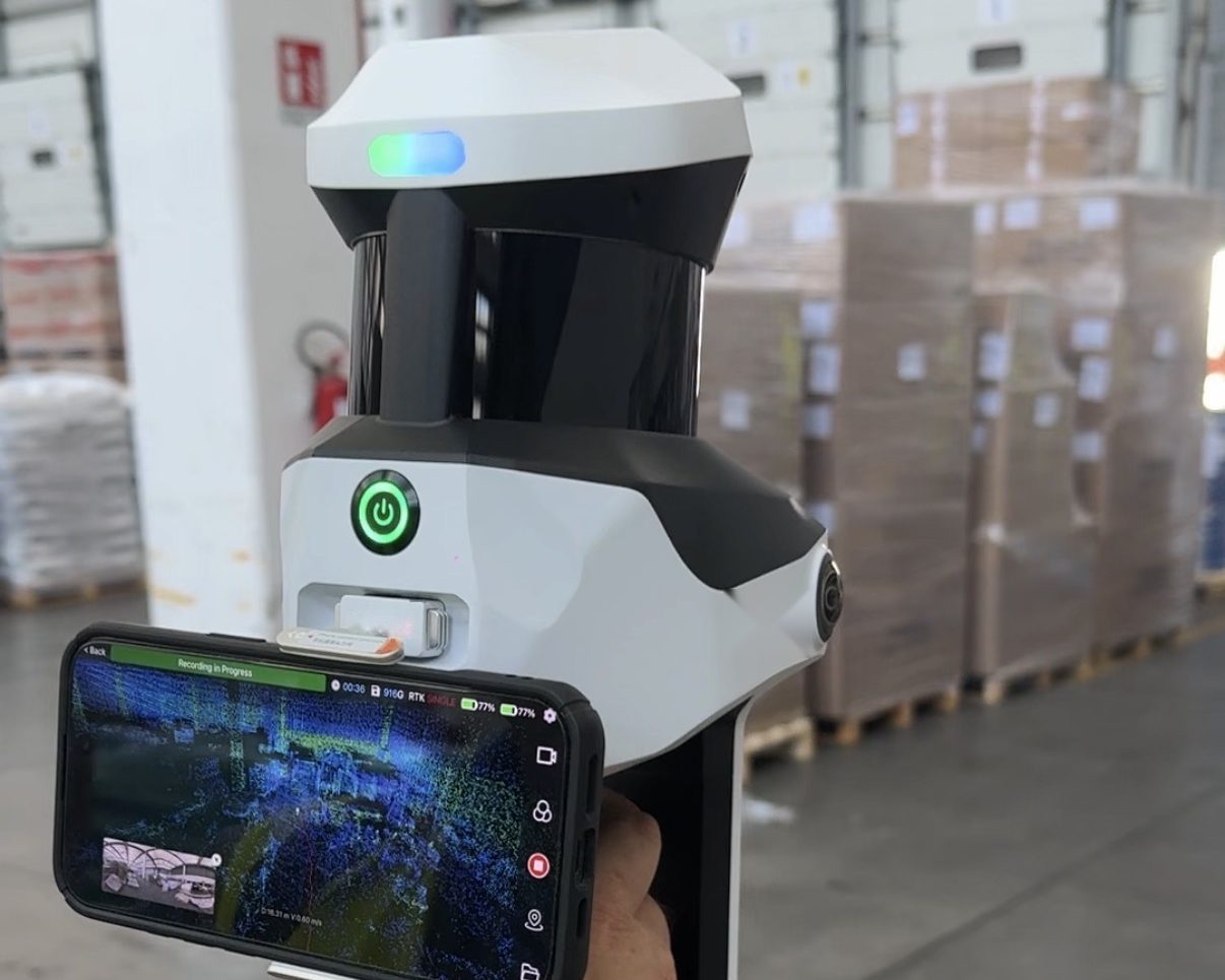 Scanner SLAM portatile in uso all’interno di un capannone