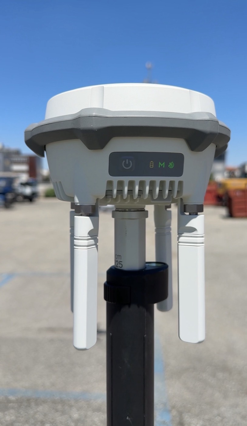 Ricevitore GNSS RTK D-RTK 3 su palina, in stazione su un punto noto