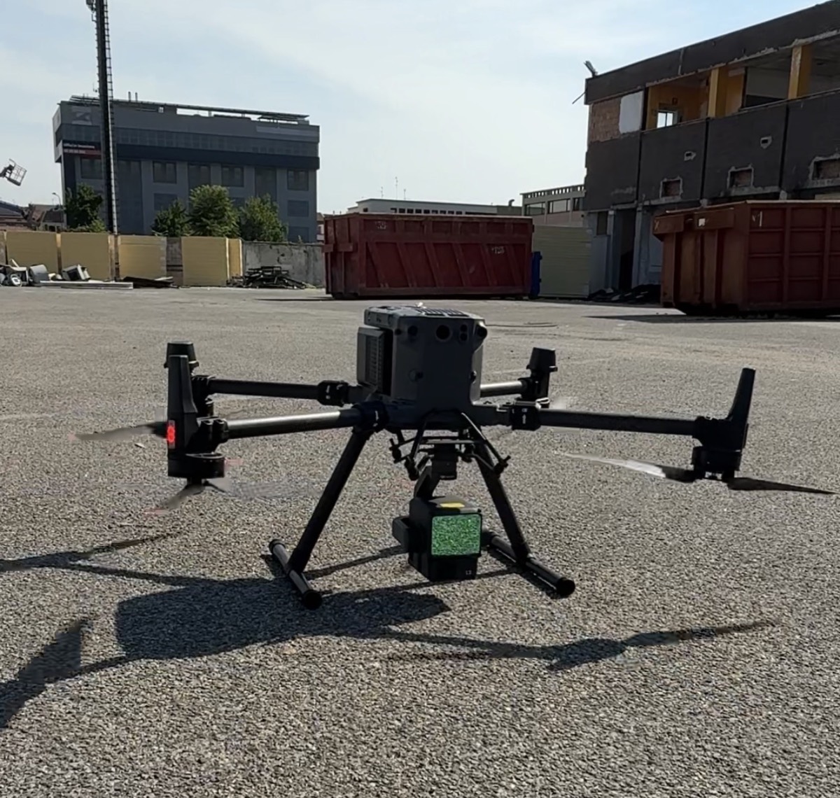 Drone DJI Matrice 350 con sensore LiDAR Zenmuse L2 in un piazzale di cantiere