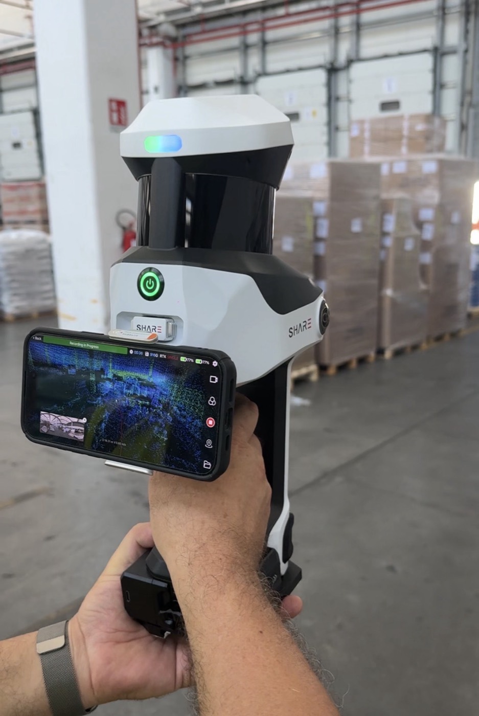 Scanner SLAM portatile in uso all’interno di un capannone